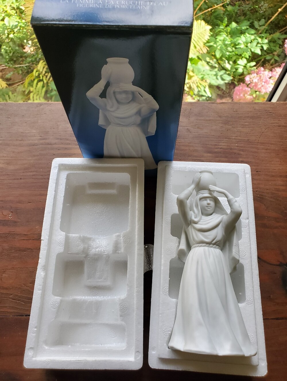 VTG 1990 Avon Nativity Collectibles Bisque Porcelain Woman with Water Jug Box